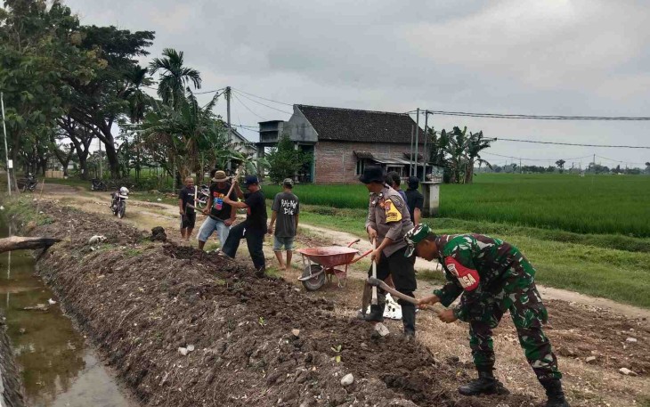 Kerja bakti di wilayah desa binaan 