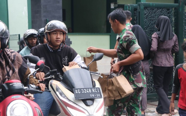 Berbagi takjil gratis 