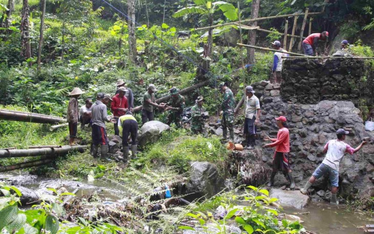 Gotong royong pembangunan jembatan 