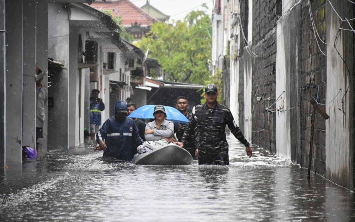 Evakuasi warga terjebak banjir 