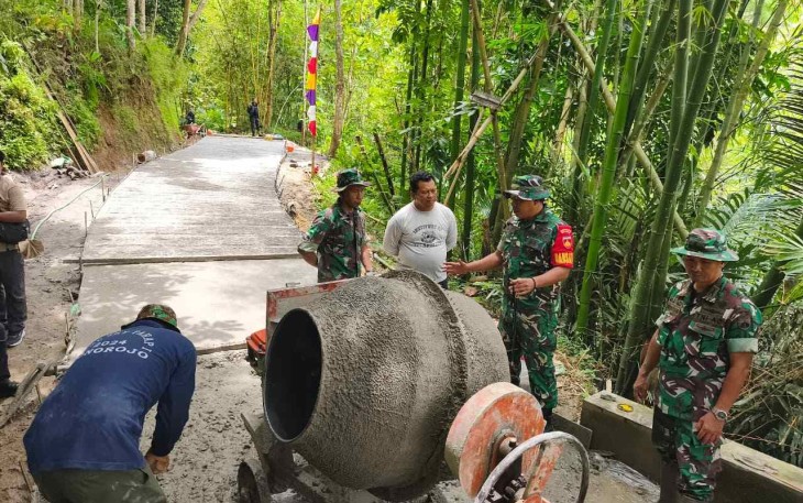 Dandim Kebumen Letkol Inf Eko saat meninjau pelaksanaan TMMD di desa Somagede, Rabu (25/2)