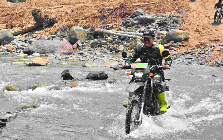 Danrem 023/KS Kolonel Inf Iwan Budiarso trabas sungai tinjau pelaksanaan TMMD di desa Sangkunnur, Rabu (25/2)