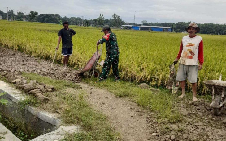 Kerja bakti timbun jalan berlubang di wilayah desa binaan 