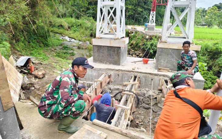 Pembangunan jembatan perintis di wilayah Ngawi 