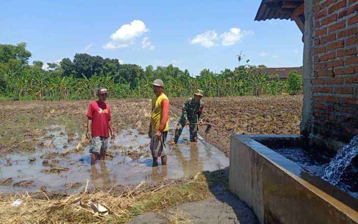Olah lahan pertanian petani desa binaan 