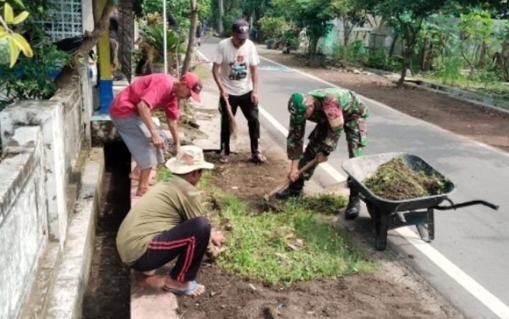 Kerja bakti bersihkan lingkungan bersama warga
