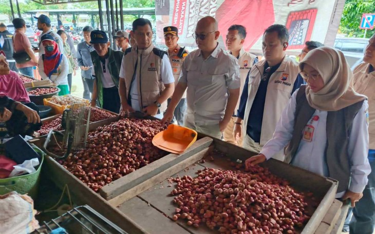 Satgas pangan Polda Jatim memantau harga di pasar tradisional 