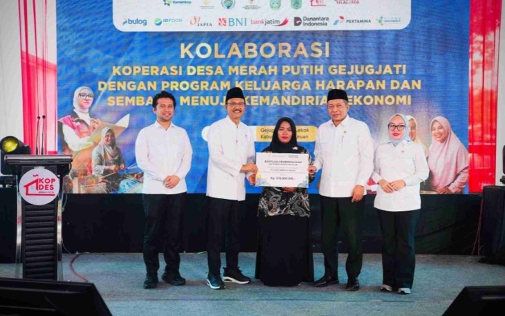 Mensos Saifullah Yusuf menyerahkan bantuan PKH di Pasuruan, Selasa (10/3)