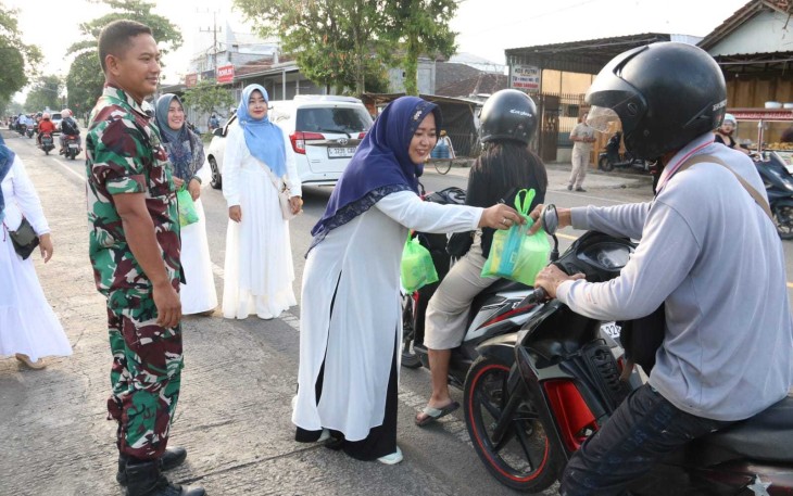 Persit KCK Cabang XX Dim 0806 membagikan takjil gratis 