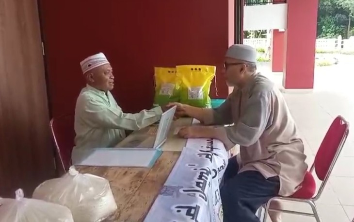 Panitia ZIS Masjid Jami Dhuyufur Rahman saat menerima zakat, Jum'at (13/3)