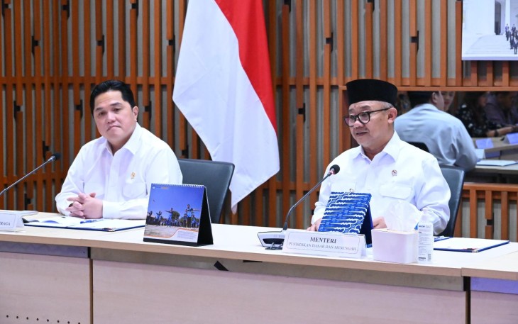 Mendikdasmen Abdul Mu'ti bersama Kemenpora Erick Thohir di Jakarta, Jum'at (13/3)