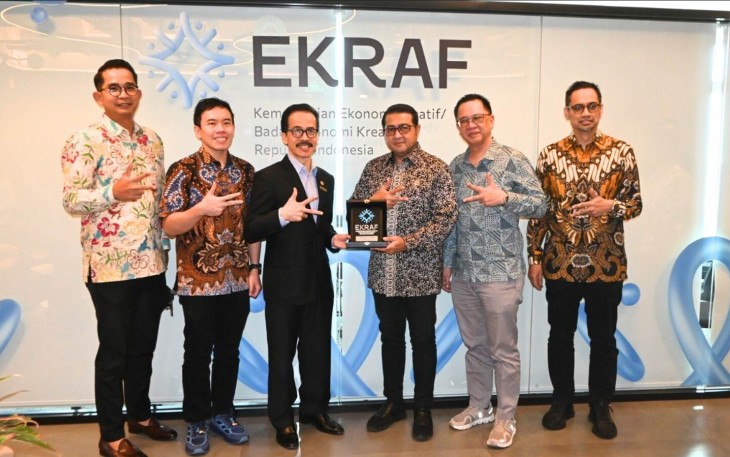 Ketua Umum DPP APTIKNAS Soegiharto Santoso menerima cinderamata dari Menteri Ekonomi Kreatif Teuku Riefky Harsya usai audiensi bersama sejumlah asosiasi industri digital di Kantor Kementerian Ekonomi Kreatif di Jakarta 