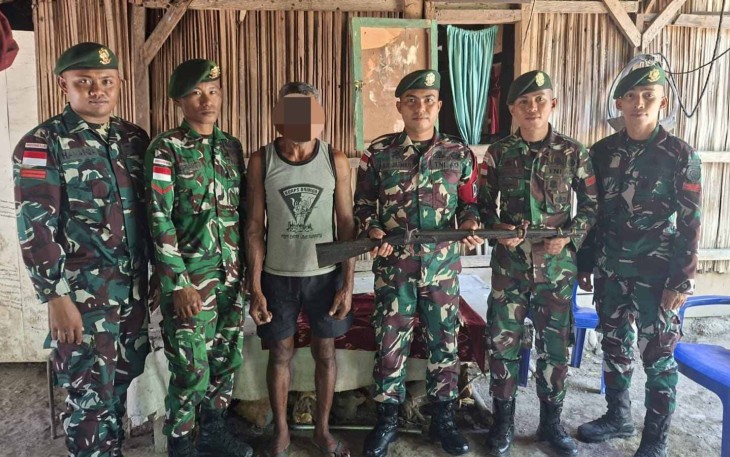Foto istimewa warga sukarela serahkan senjata api