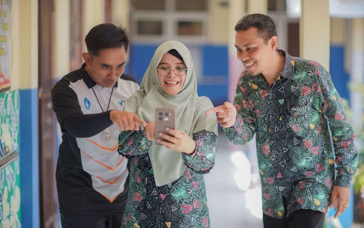Ilustrasi ASN mencek tunjangan melalui aplikasi