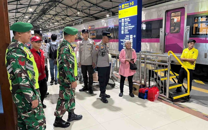 Pengamanan di stasiun kereta api kota Madiun