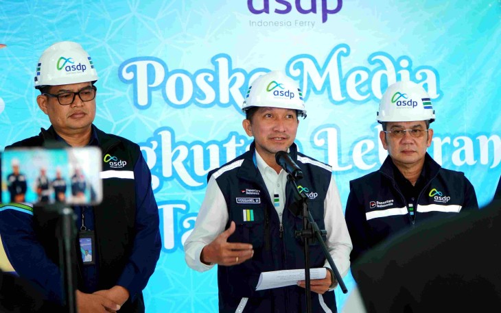 Wadirut PT ASDP Indonesia Ferry (Persero) Yossianis Marciano saat memberikan keterangan pers
