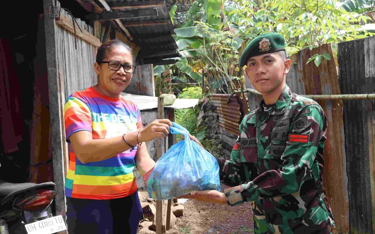 Jum'at berkah Satgas Pamtas Yonarmed 12 Kostrad 