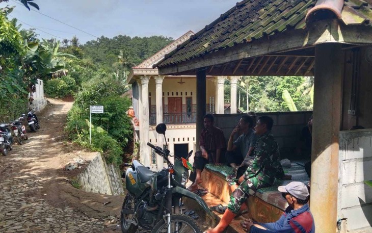 Komsos Babinsa bersama warga binaannya