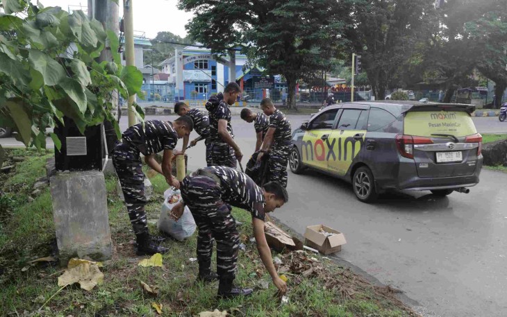 Kerja bakti bersihkan Kota Sorong 