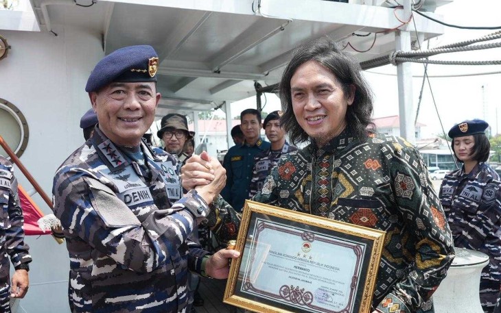 Pangkoarmada RI Laksdya Dr Denih Hendrata memberikan penghargaan 