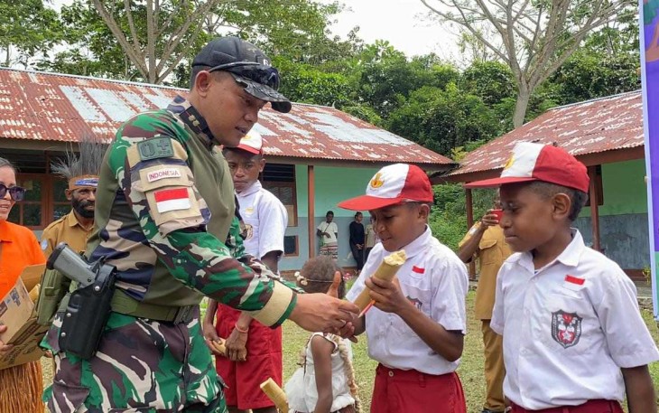 Dansatgas Yonif 643/Wns memberikan bingkisan 