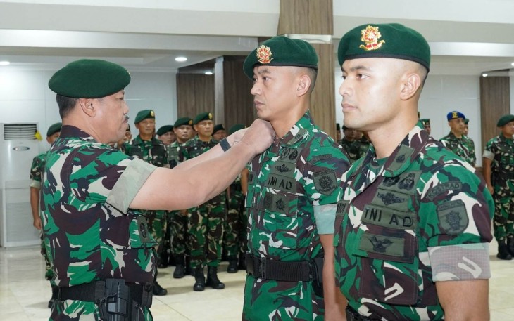 Kaskostrad Mayjen TNI Sachono menyematkan kenaikan pangkat prajurit, Rabu (1/4)
