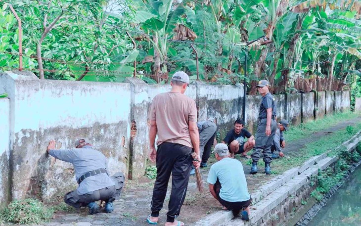 Gotong royong bersihkan lingkungan bersama warga desa binaan 