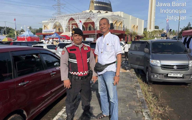 Aiptu Dede Kartiwa saat pengamanan bimbingan manasik haji tingkat Kota Depok tahun 2026 di Masjid Jami Dhuyufurrahman, Minggu (5/4)