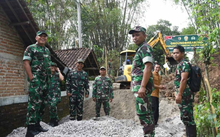 Pengerjaan jembatan perintis garuda di Ponorogo 