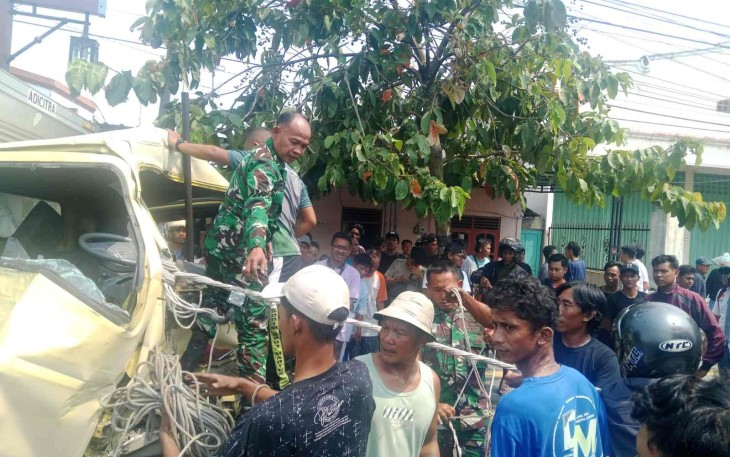 Aksi penyelamatan korban kecelakaan 