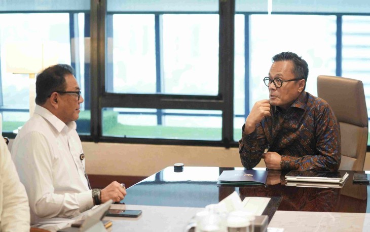 Kepala BP BUMN Dony Oskaria (kanan)