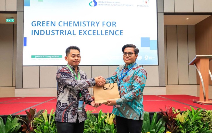 Wegik mewakili Universitas Pertamina menyerahkan tanda apresiasi kepada pembicara pada kegiatan Green Chemistry for Industrial Excellence.