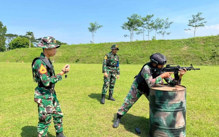 Aksi menembak taruna Akmil di Ajusta Shooting Range Match 3