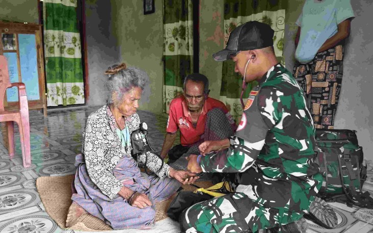 Pelayanan kesehatan satgas Yonarmed 12 Kostrad