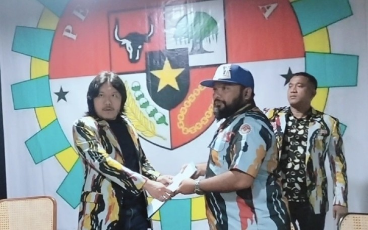 Penyerahan Ketua DPD II PKN Kabupaten Karo, Boy Evin Sitepu, Jumat (24/4)