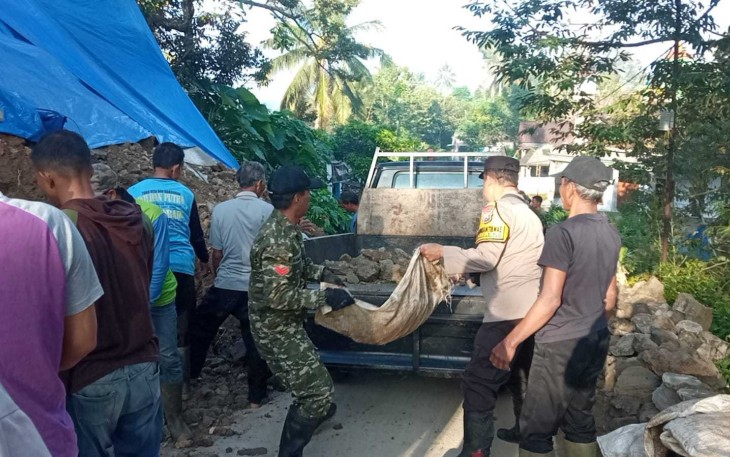Gotong royong di wilayah desa binaan