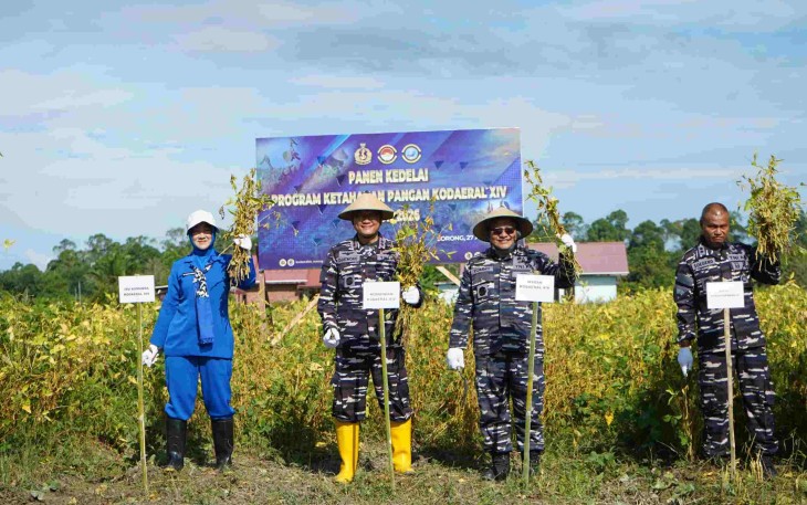 Dankodaeral XIV Laksamana Muda TNI Djatmoko menyambut Wapres Gibran, Selasa (21/4)