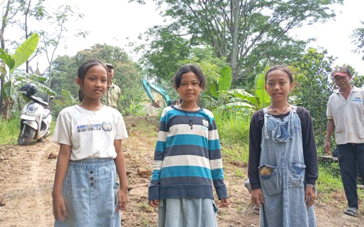 Senyum gembira anak-anak desa Banyuasih