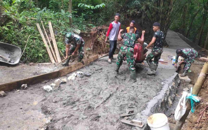 Pengecoran jalan desa