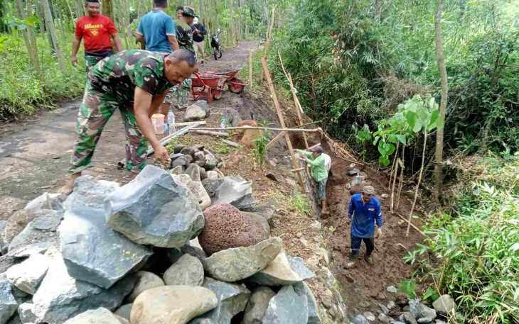 Sasaran fisik Kodim 0820/Probolinggo bangun TPT di akses Dusun Klagin