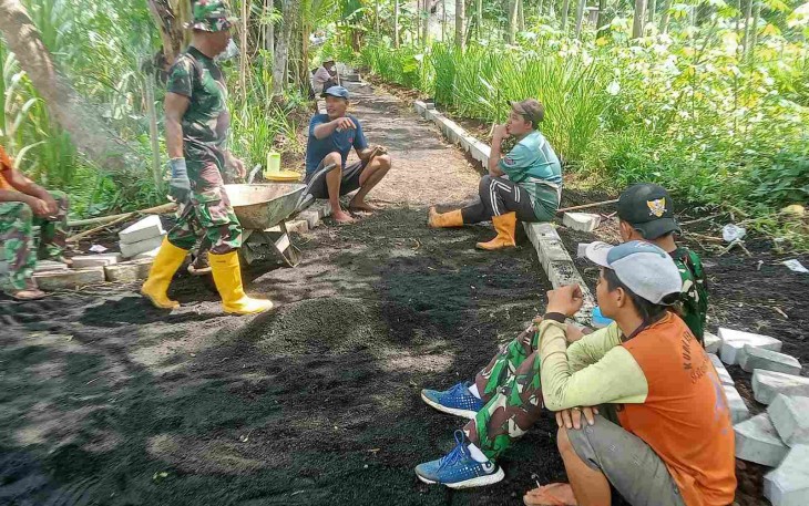 Keakraban bersama warga dalam pengerjaan pavingisasi