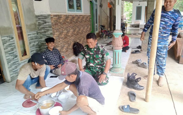 Kebersamaan menikmati makanan Kolak bersama warga