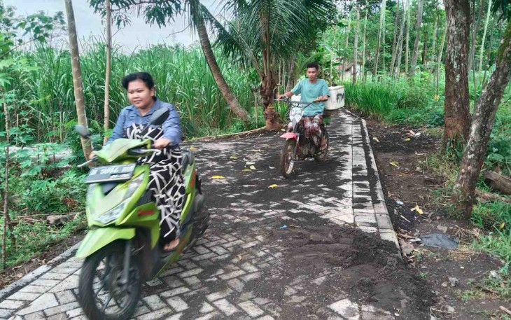 Jalan paving baru Desa Brabe