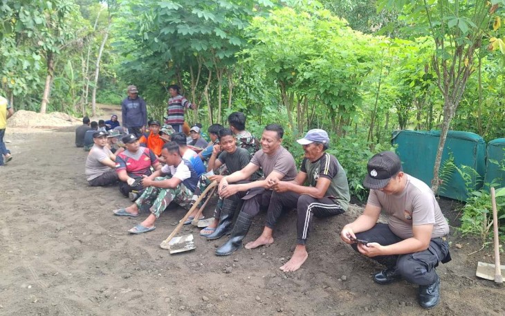 Komsos bersama warga desa lokasi TMMD