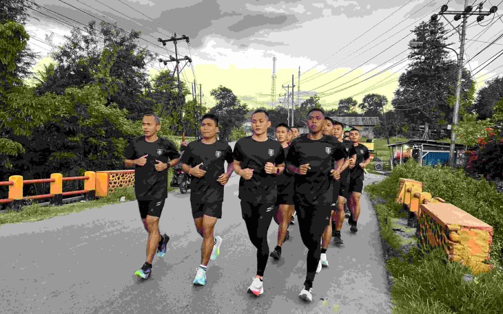 Lari bersama prajurit Yonarmed 12 Kostrad