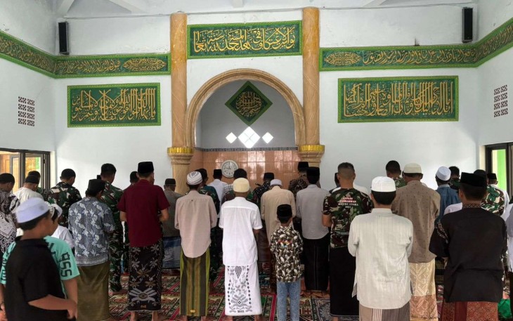 Sholat dzuhur berjamaah di Masjid Nurul Jannah