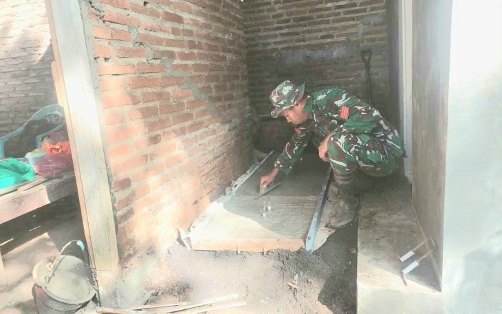 Pengerjaan sanitasi rumah Suwito