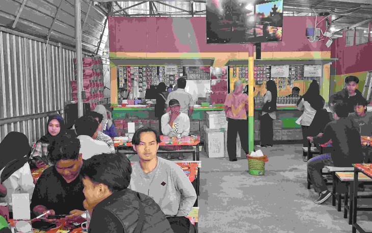 Suasana pengunjung menikmati gerai Warmindo Sam Ndut Merjosari 2 usai peresmian, Rabu (6/5)