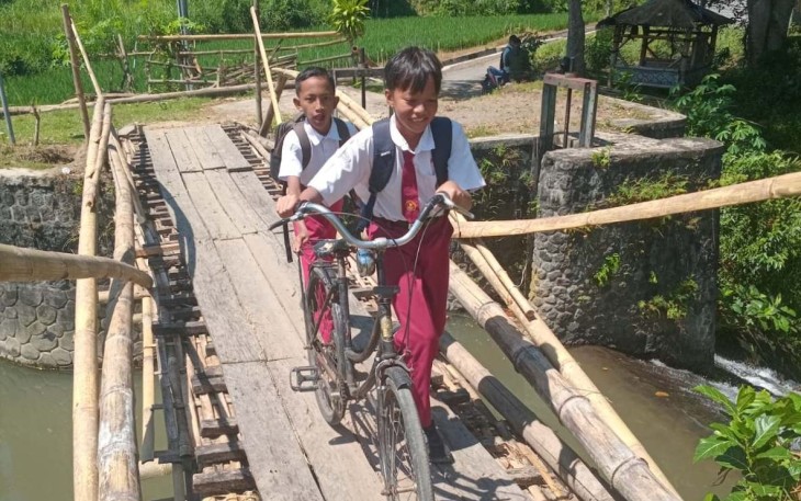 Kondisi terkini jembatan sesek saat dilewati anak-anak sekolah