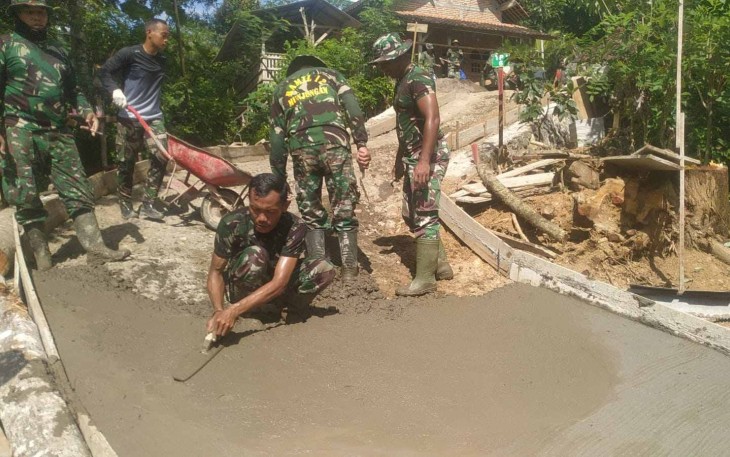 Pengerjaan rabat jalan di Desa Sukorejo